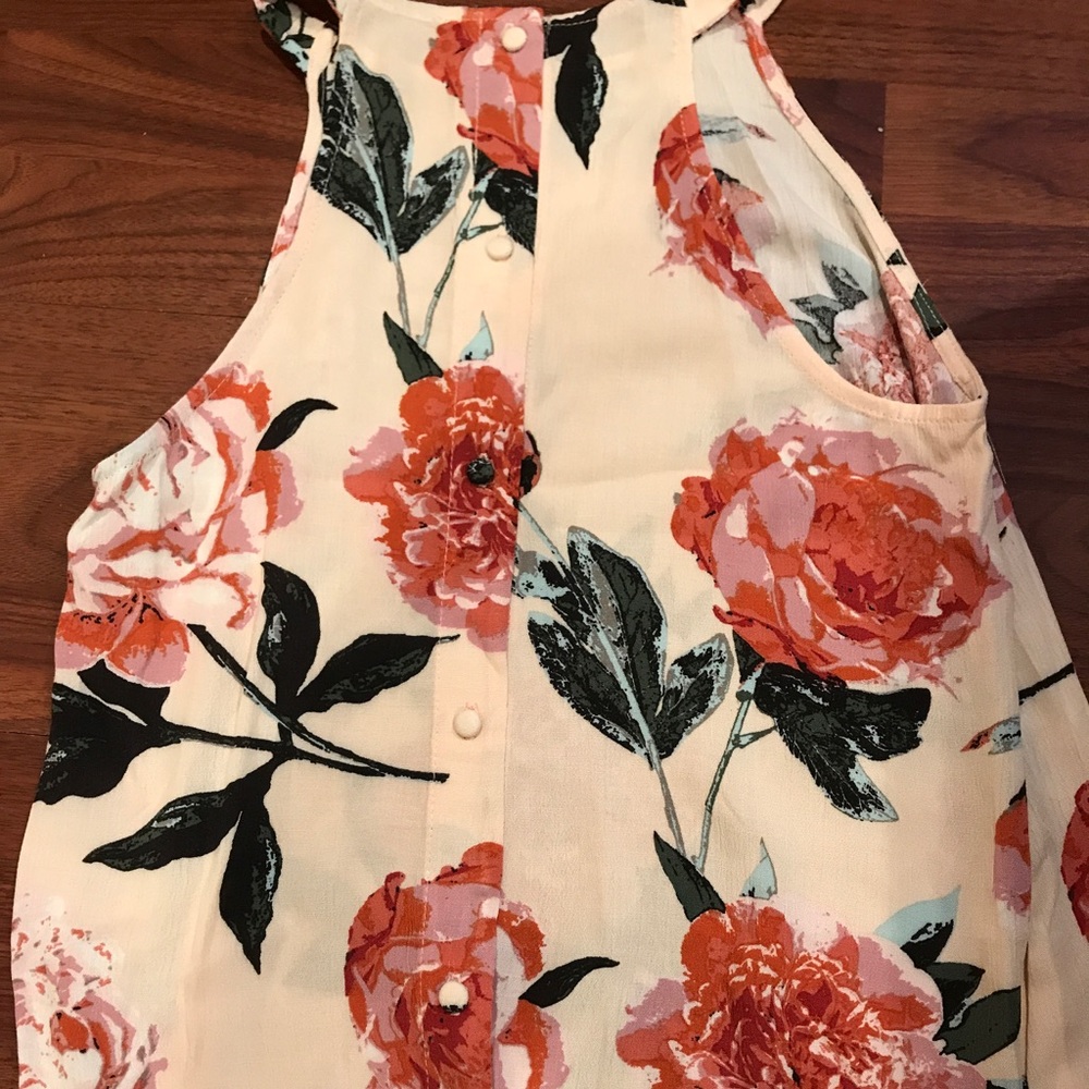 Sleeveless Floral Top Features a Rounded Neckline - Picture 4 of 5